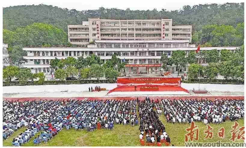 高州市掛榜中學(xué) 正式開學(xué)