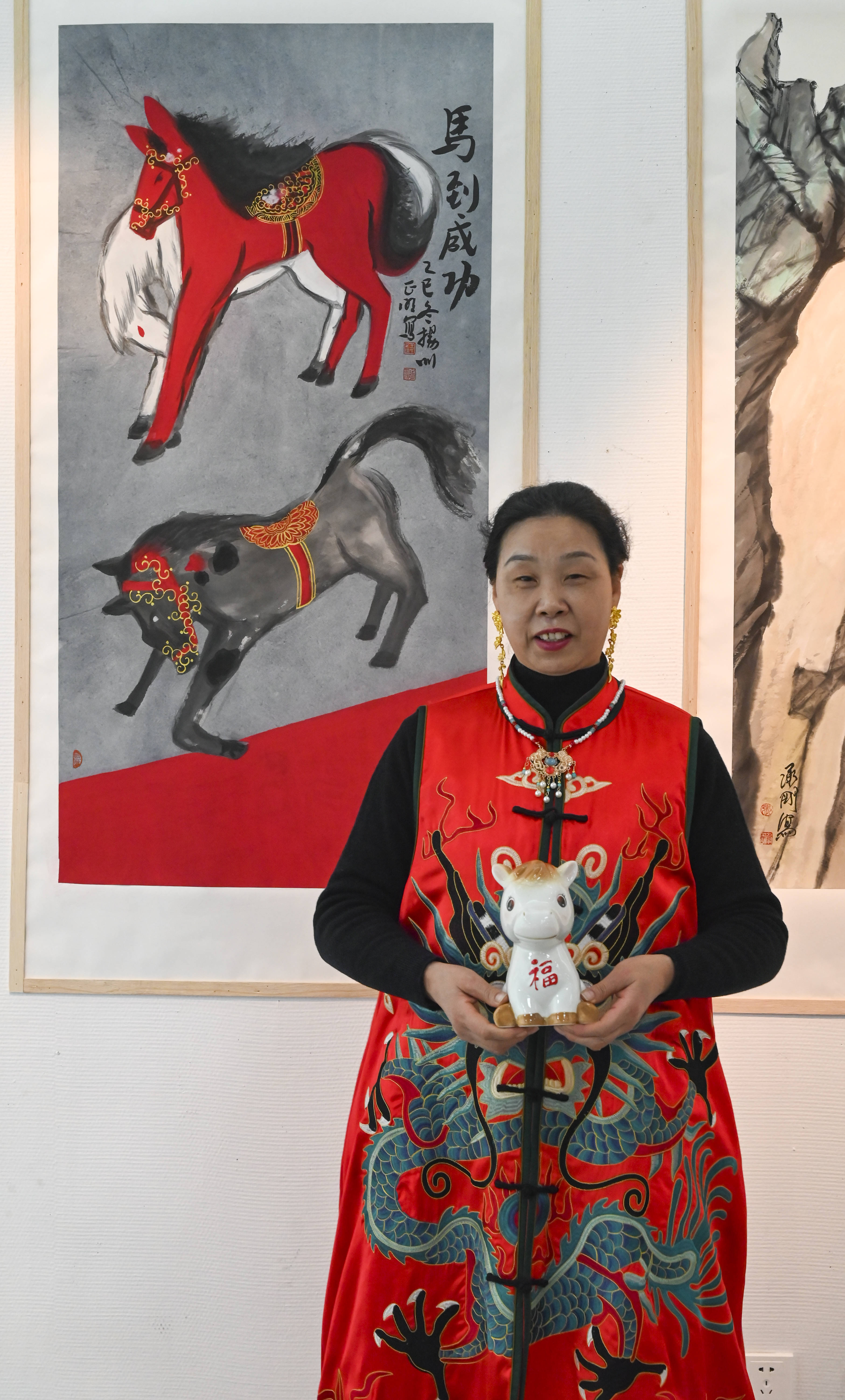 原創(chuàng)[文化揚州]歡天喜地迎馬年！當刺繡華服邂逅非遺與書畫