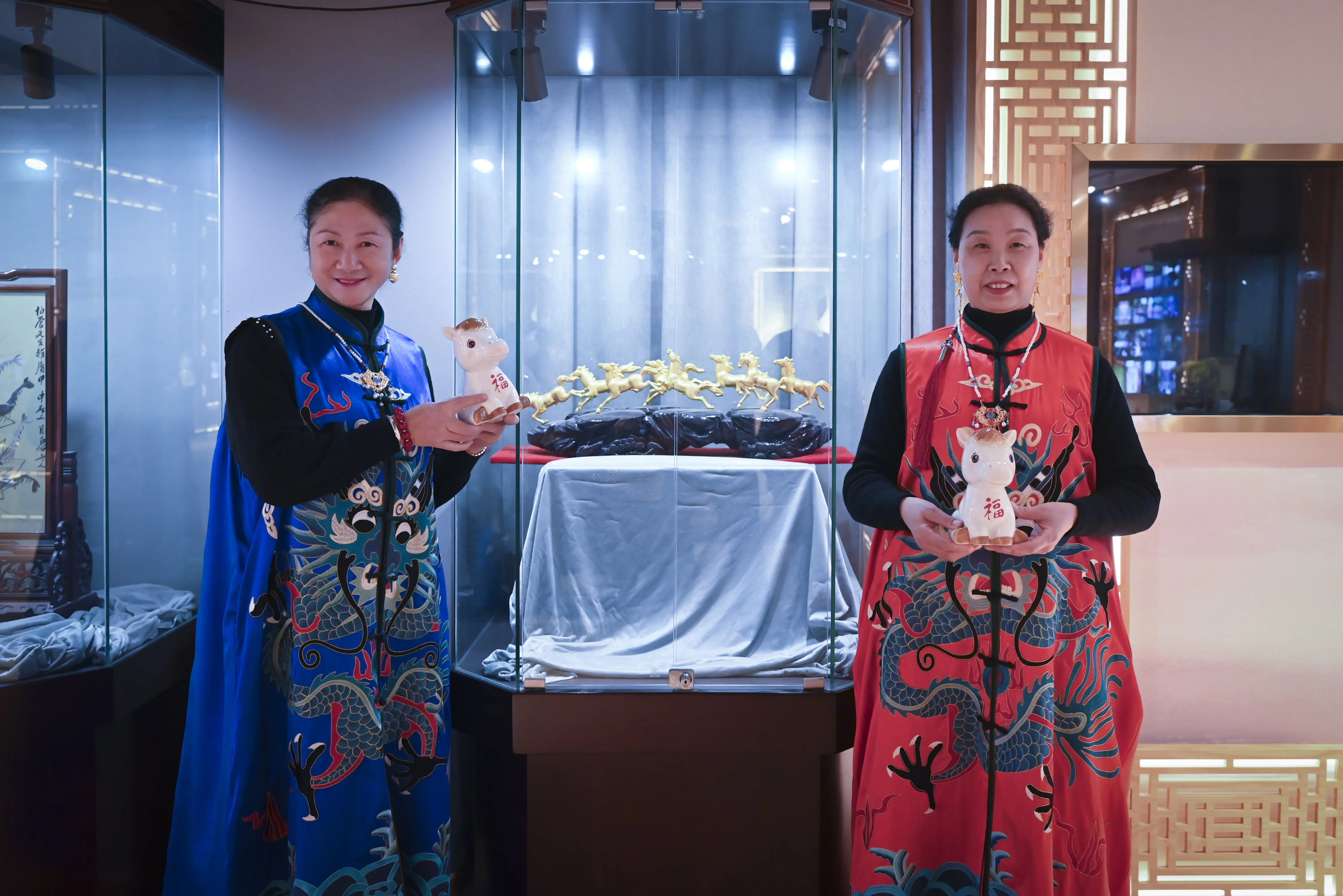 原創(chuàng)[文化揚州]歡天喜地迎馬年！當刺繡華服邂逅非遺與書畫