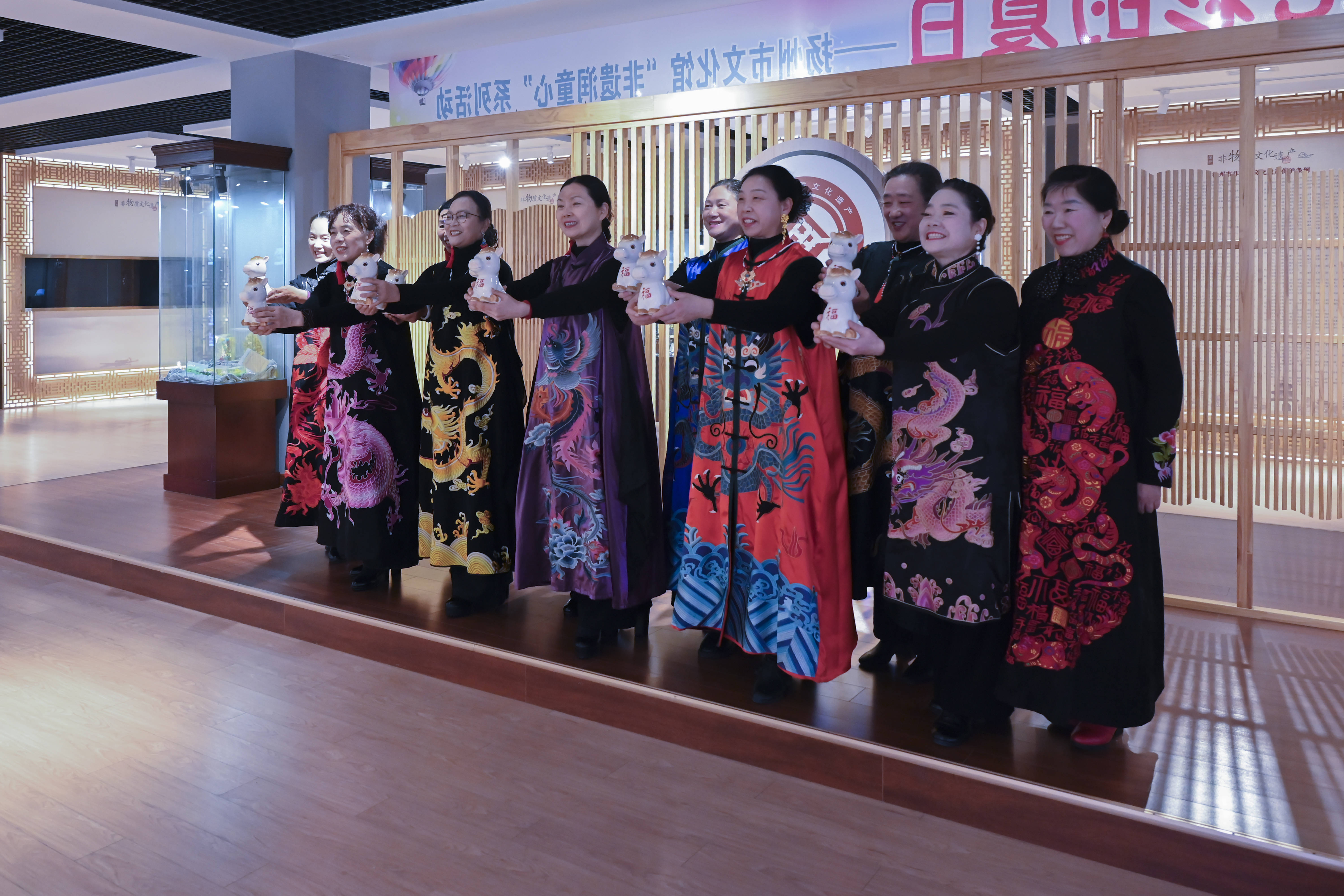 原創(chuàng)[文化揚州]歡天喜地迎馬年！當刺繡華服邂逅非遺與書畫