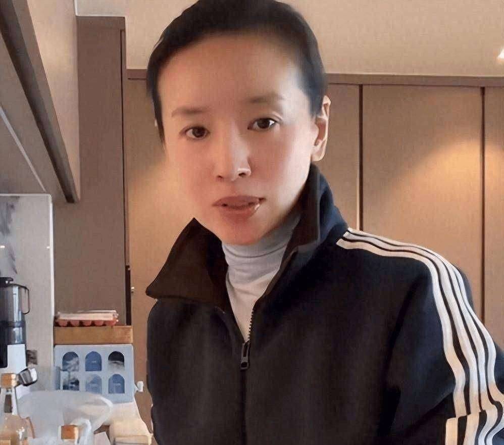 原創(chuàng)董潔曬大連別墅，裝修老舊，養(yǎng)雞鴨很愜意，長老年斑自嘲沒人認