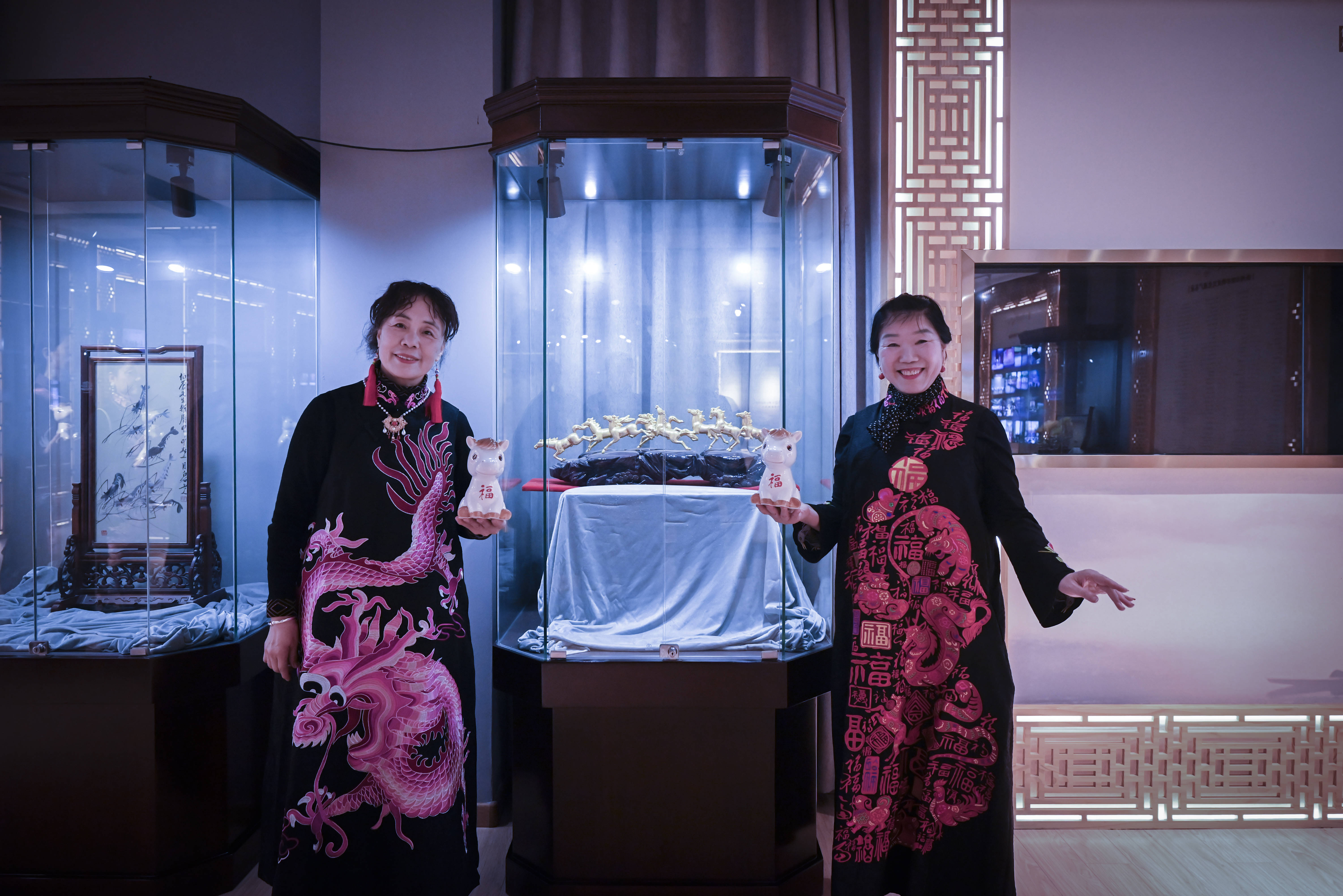 原創(chuàng)[文化揚州]歡天喜地迎馬年！當刺繡華服邂逅非遺與書畫