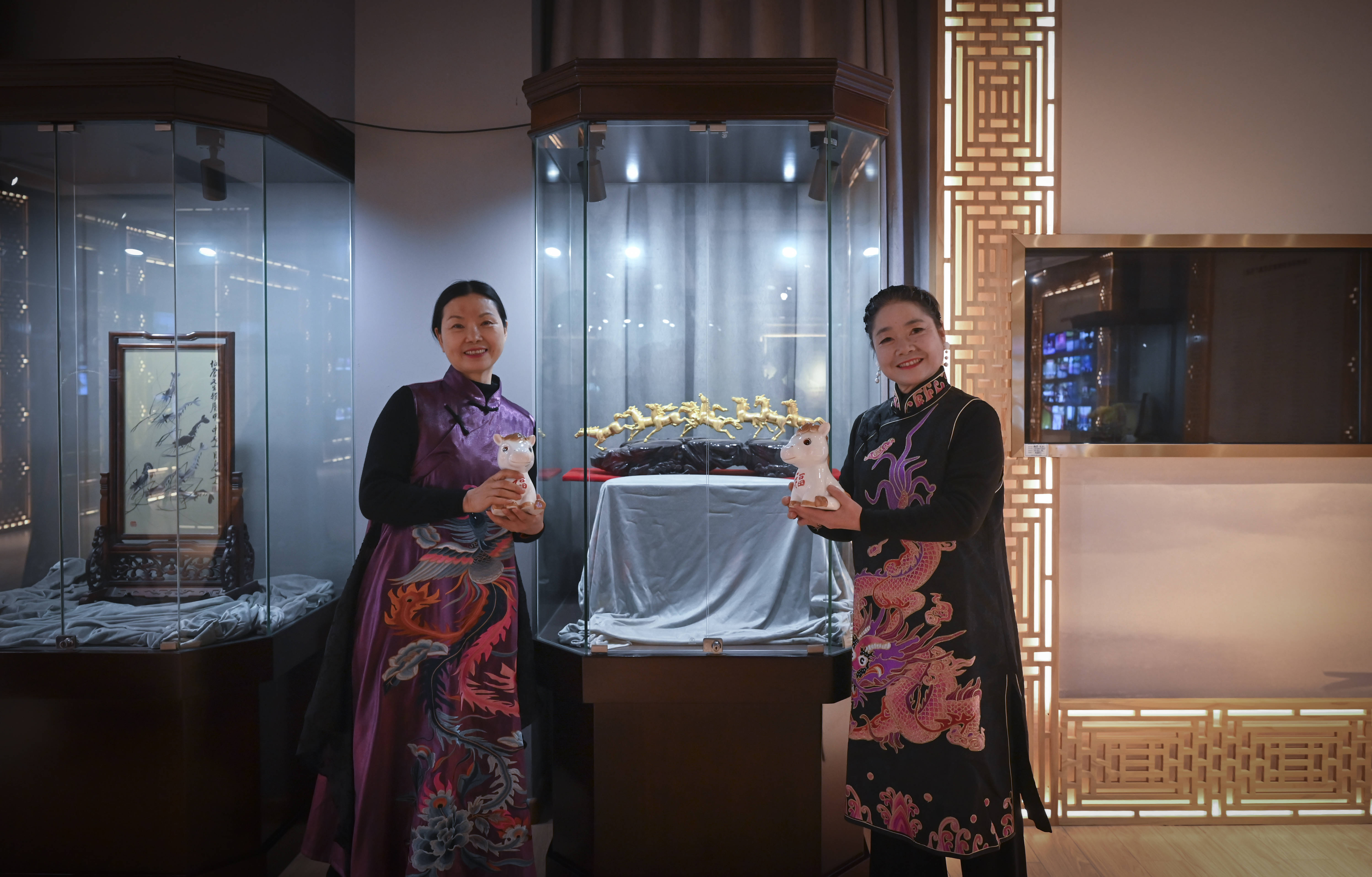 原創(chuàng)[文化揚州]歡天喜地迎馬年！當刺繡華服邂逅非遺與書畫