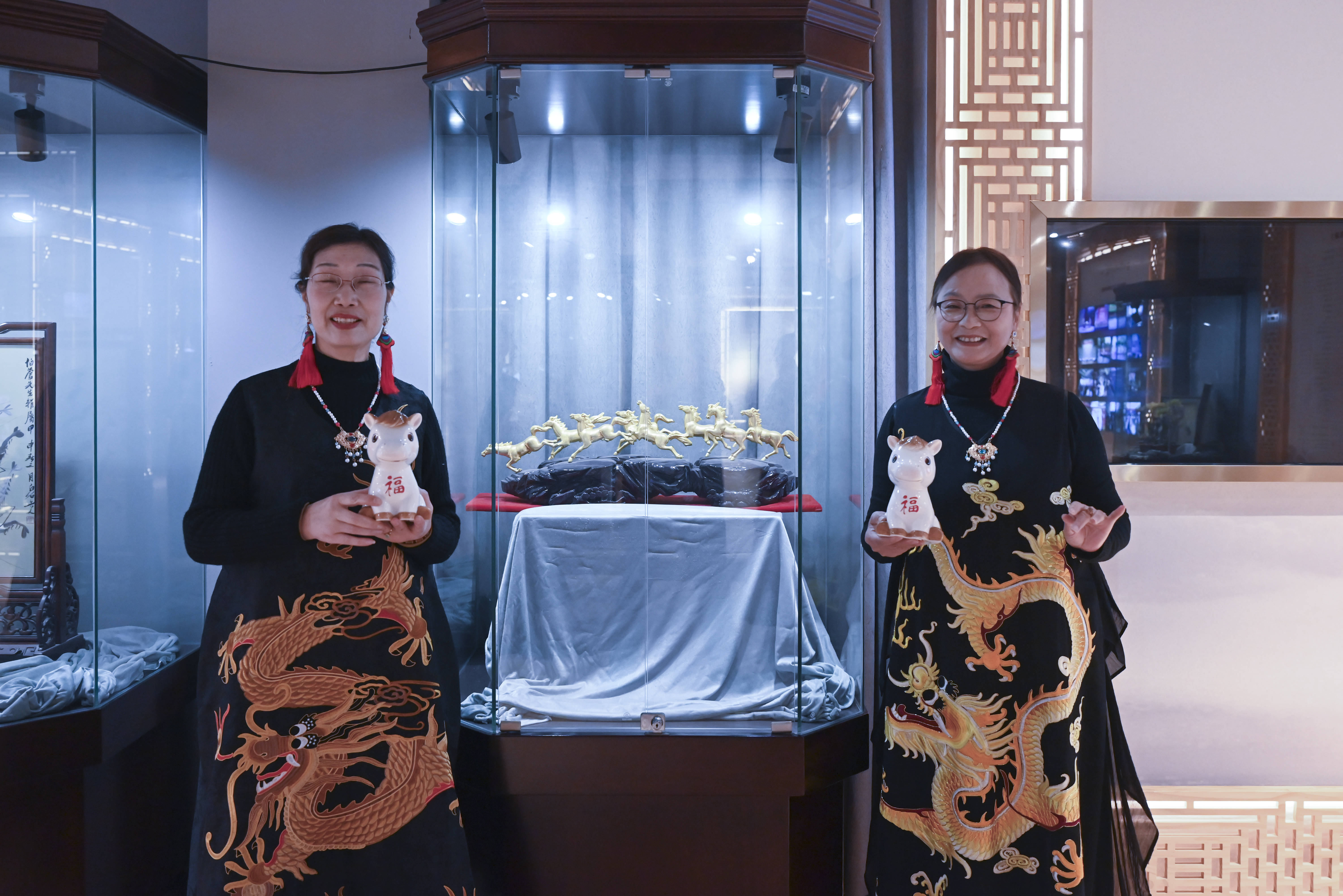 原創(chuàng)[文化揚州]歡天喜地迎馬年！當刺繡華服邂逅非遺與書畫