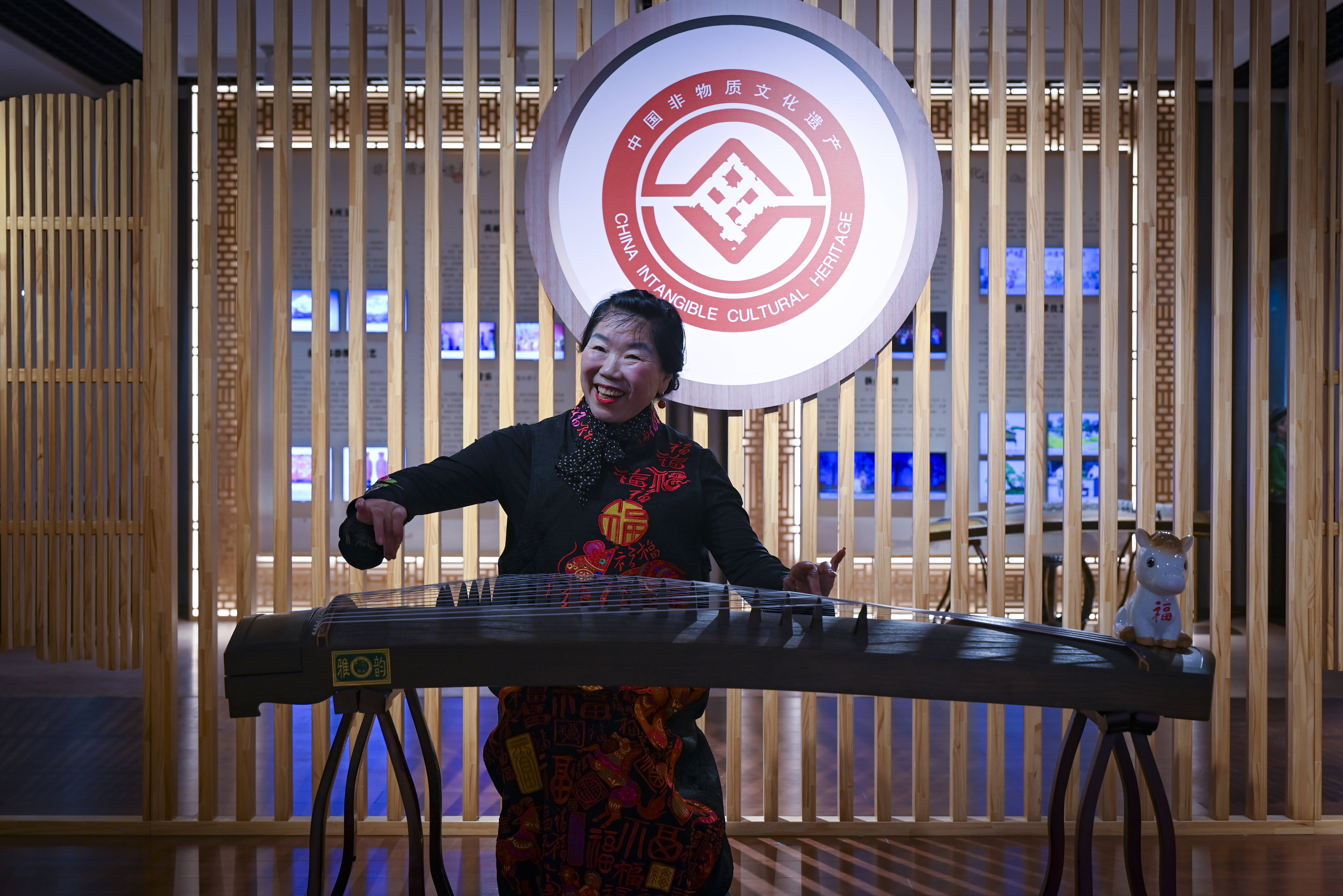 原創(chuàng)[文化揚州]歡天喜地迎馬年！當刺繡華服邂逅非遺與書畫