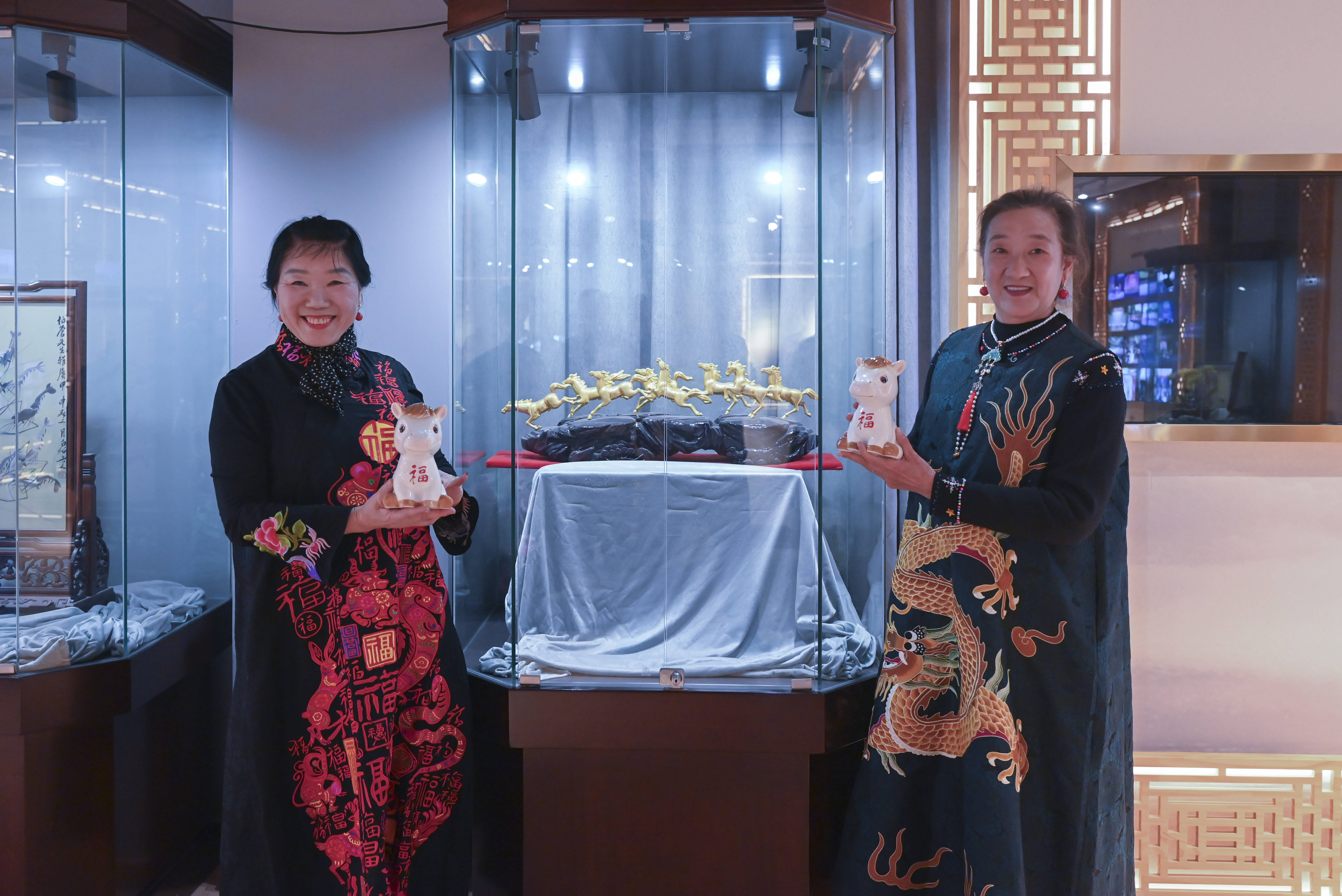 原創(chuàng)[文化揚州]歡天喜地迎馬年！當刺繡華服邂逅非遺與書畫