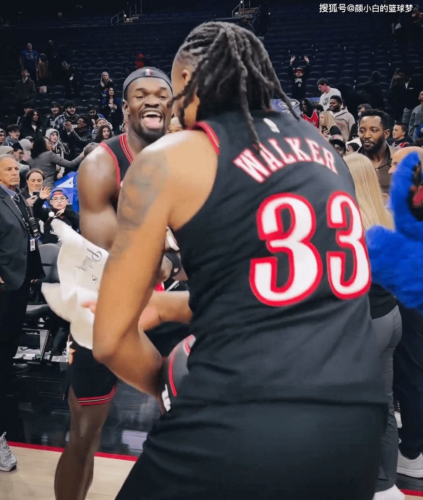 原創(chuàng)喬治替身是他？72萬鋒線背靠背轟42+17 賽場舞蹈引爆費(fèi)城球館