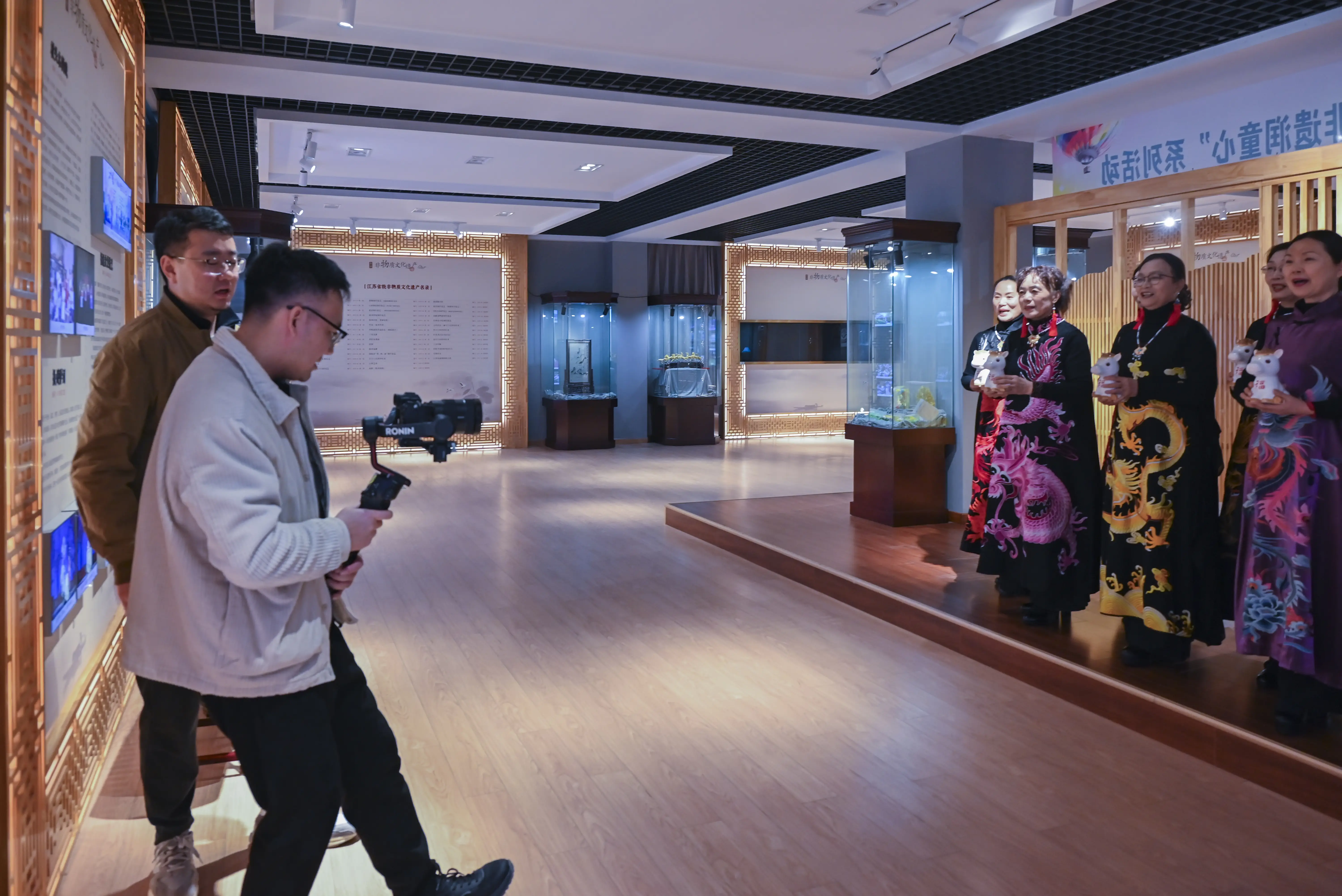 原創(chuàng)[文化揚州]歡天喜地迎馬年！當刺繡華服邂逅非遺與書畫