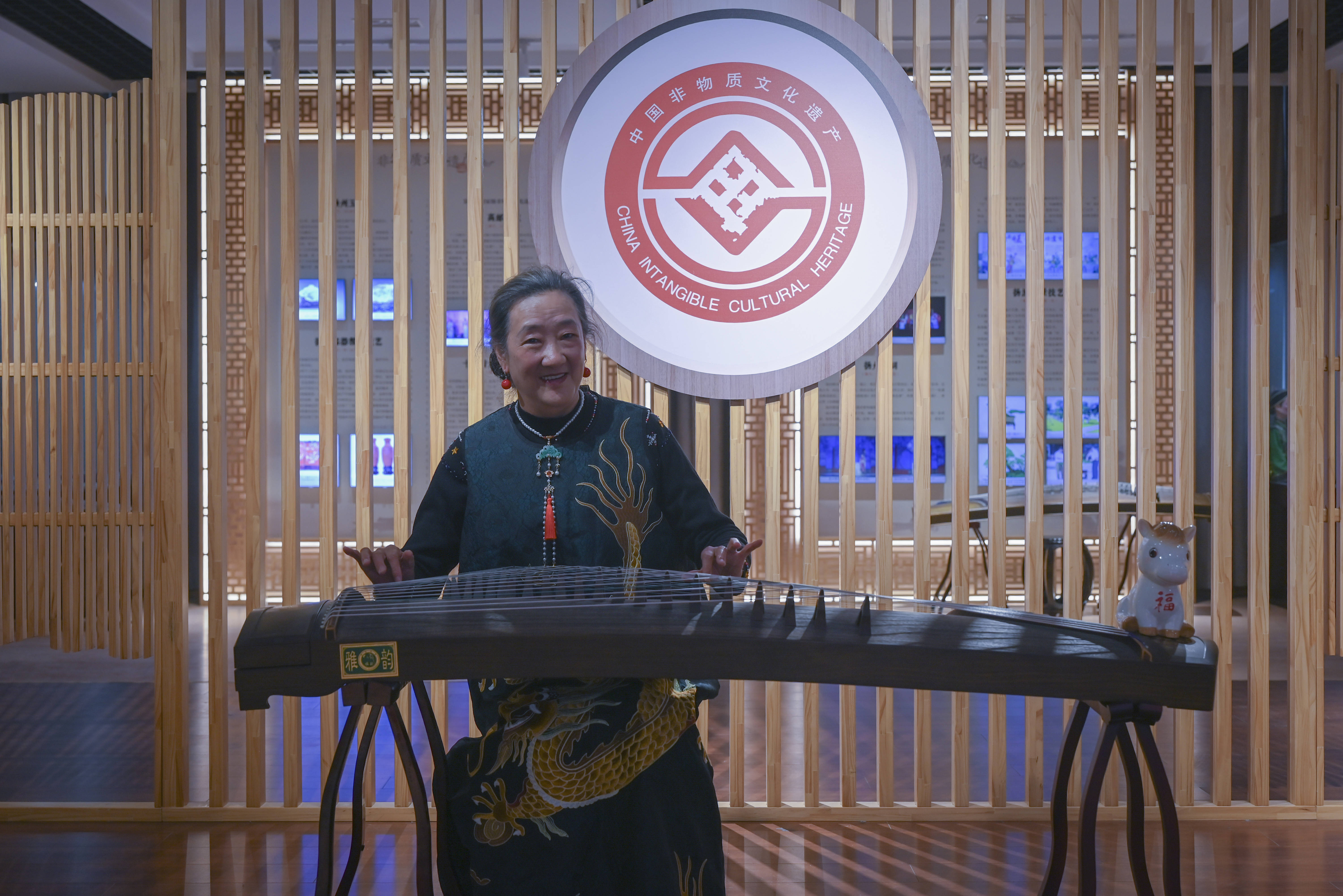 原創(chuàng)[文化揚州]歡天喜地迎馬年！當刺繡華服邂逅非遺與書畫