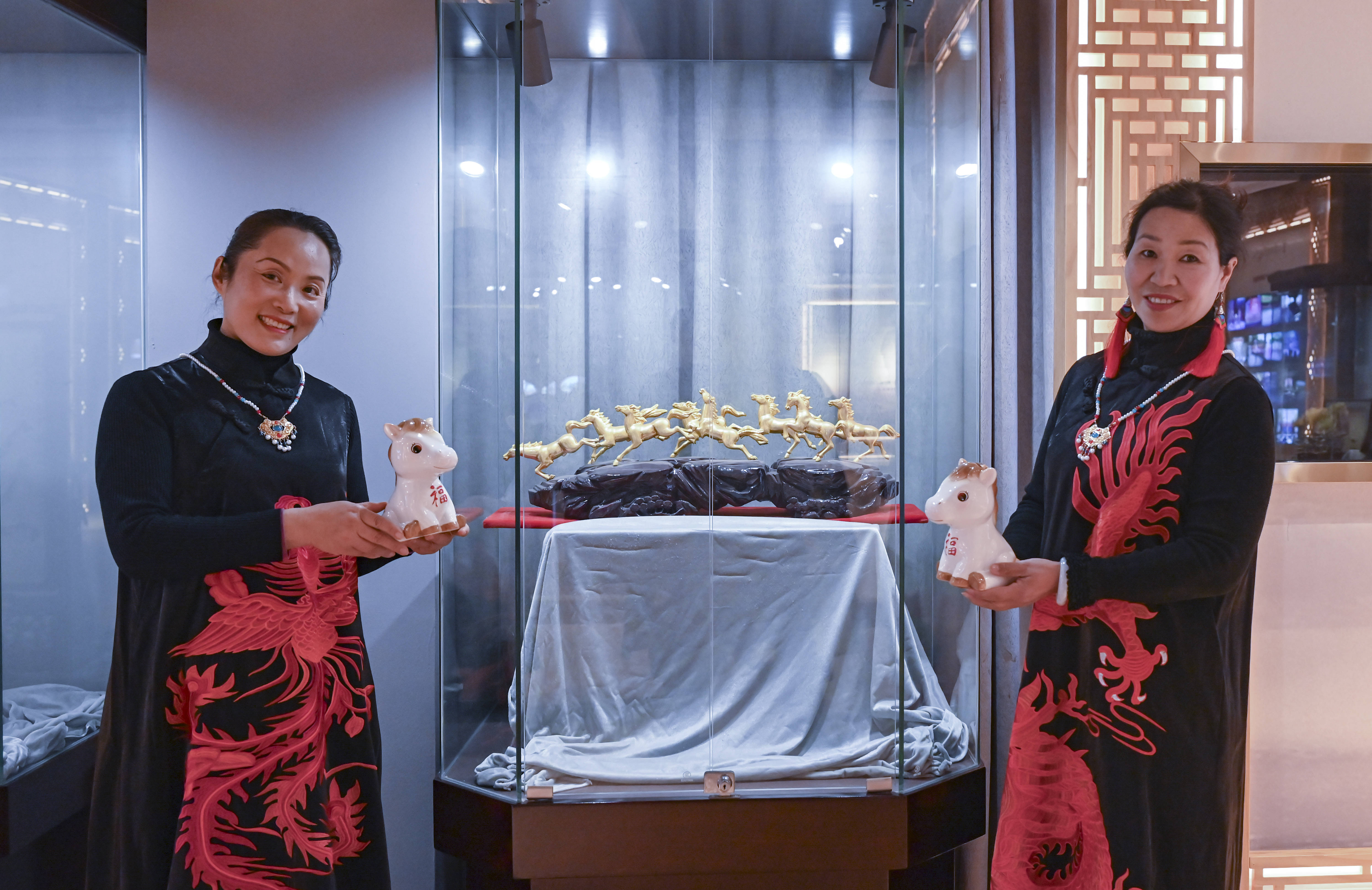 原創(chuàng)[文化揚州]歡天喜地迎馬年！當刺繡華服邂逅非遺與書畫