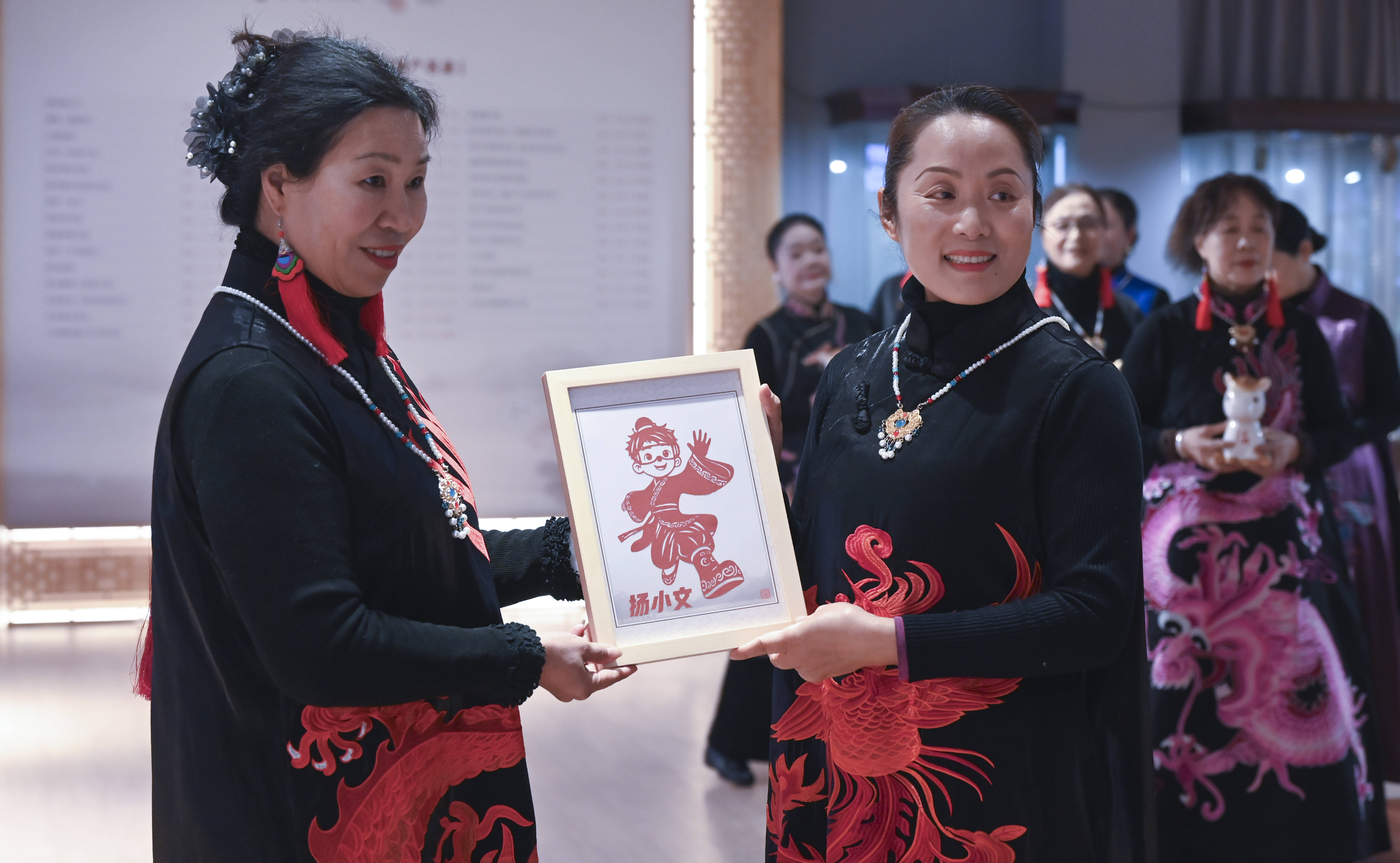 原創(chuàng)[文化揚州]歡天喜地迎馬年！當刺繡華服邂逅非遺與書畫