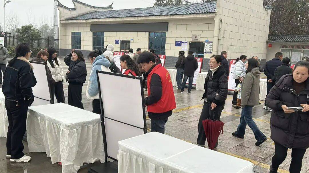 圓滿成功！谷城經(jīng)開區(qū)精準扶貧易地搬遷專場招聘會為就業(yè)搭橋，為民生助力