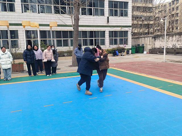 齊唱《上春山》，二七區(qū)齊禮閆小學(xué)“三八”節(jié)慶?；顒?dòng)真快樂