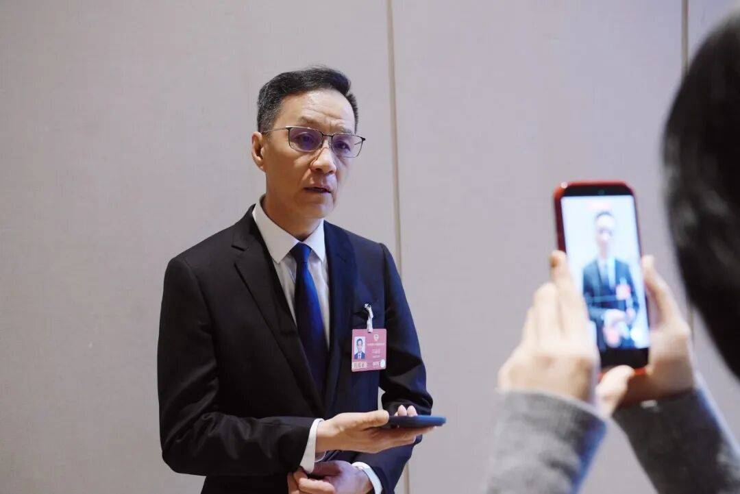 馮遠(yuǎn)征委員：AI無(wú)法替代人類創(chuàng)作，短劇不會(huì)沖擊戲劇市場(chǎng)