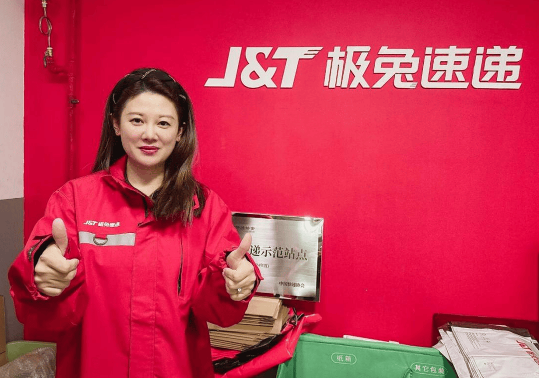 “快遞女俠“祁琳：堅(jiān)守快遞行業(yè)17年，把每份托付穩(wěn)穩(wěn)送達(dá)丨我們·Women