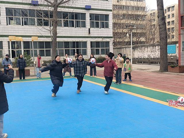 齊唱《上春山》，二七區(qū)齊禮閆小學(xué)“三八”節(jié)慶?；顒?dòng)真快樂