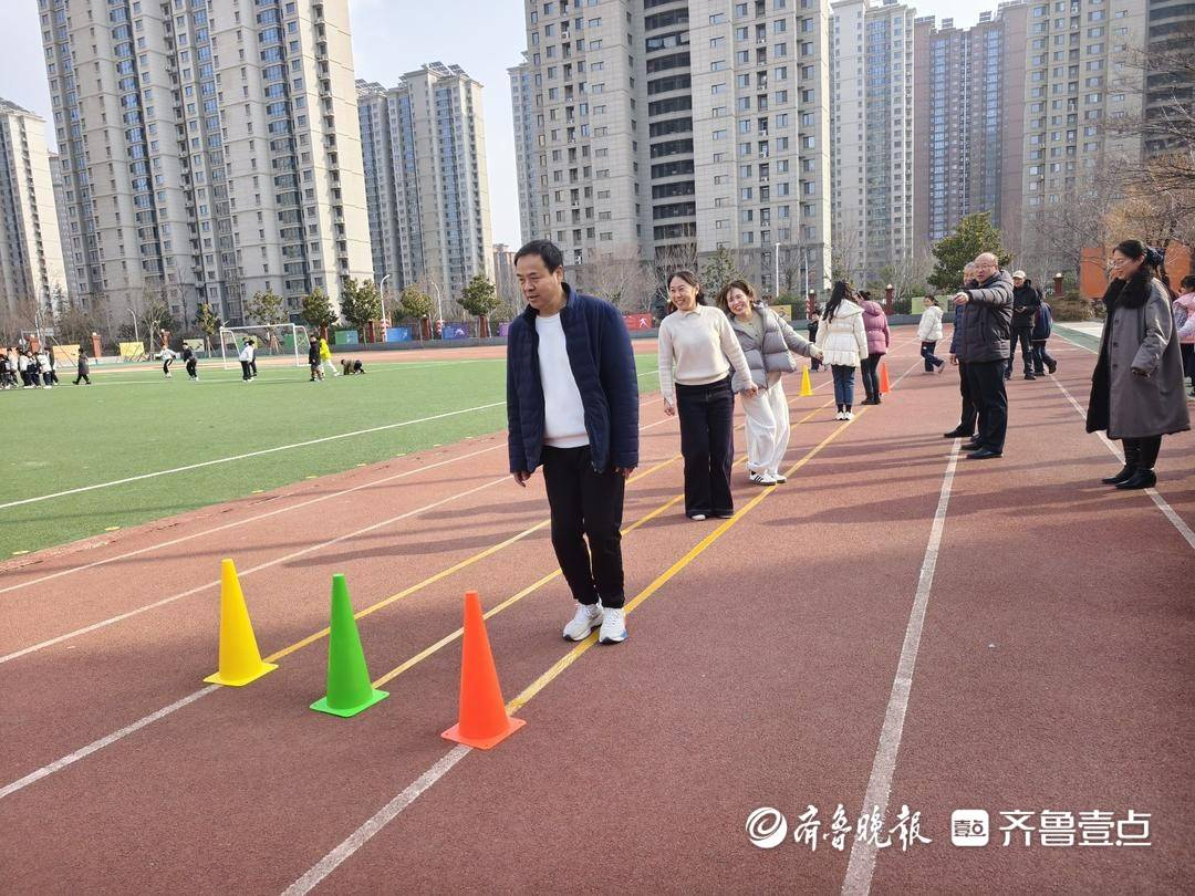 十里春風(fēng)恰如你——東湖小學(xué)舉辦慶 “三八” 教職工趣味運(yùn)動(dòng)會(huì)