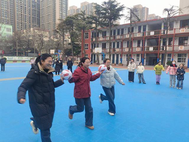 齊唱《上春山》，二七區(qū)齊禮閆小學(xué)“三八”節(jié)慶?；顒?dòng)真快樂