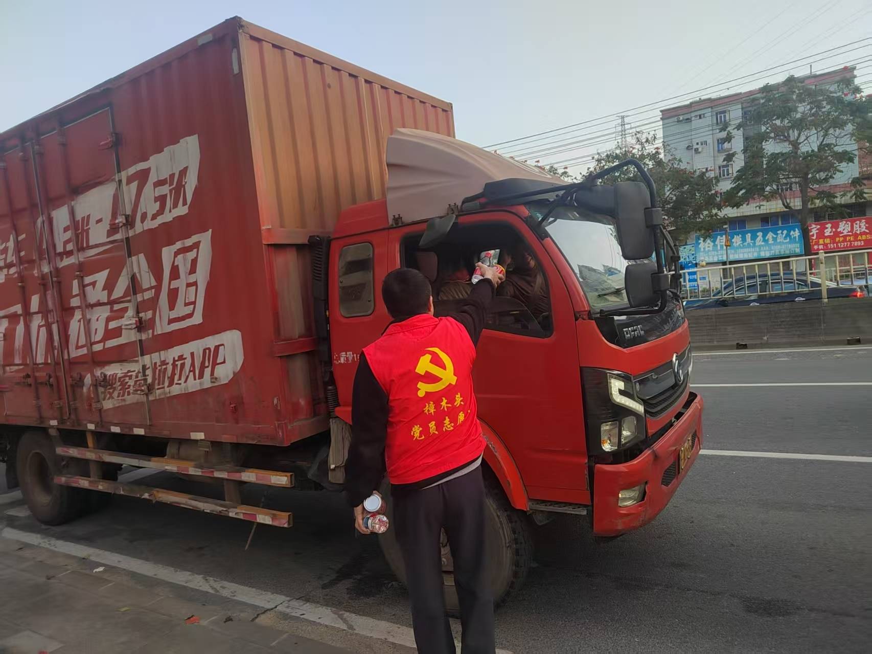 應(yīng)對(duì)集中提貨潮，樟木頭貼心守護(hù)塑膠市場(chǎng)物流“大動(dòng)脈”