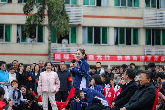 國(guó)家乒乓球隊(duì)女隊(duì)走進(jìn)重慶魚(yú)洞中學(xué)