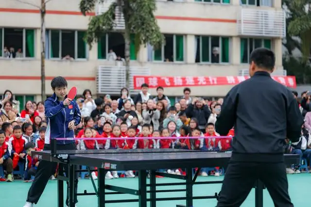 國(guó)家乒乓球隊(duì)女隊(duì)走進(jìn)重慶魚(yú)洞中學(xué)