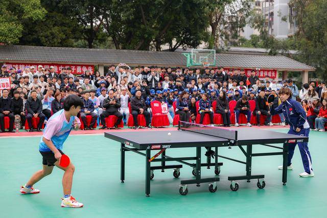 國(guó)家乒乓球隊(duì)女隊(duì)走進(jìn)重慶魚洞中學(xué)