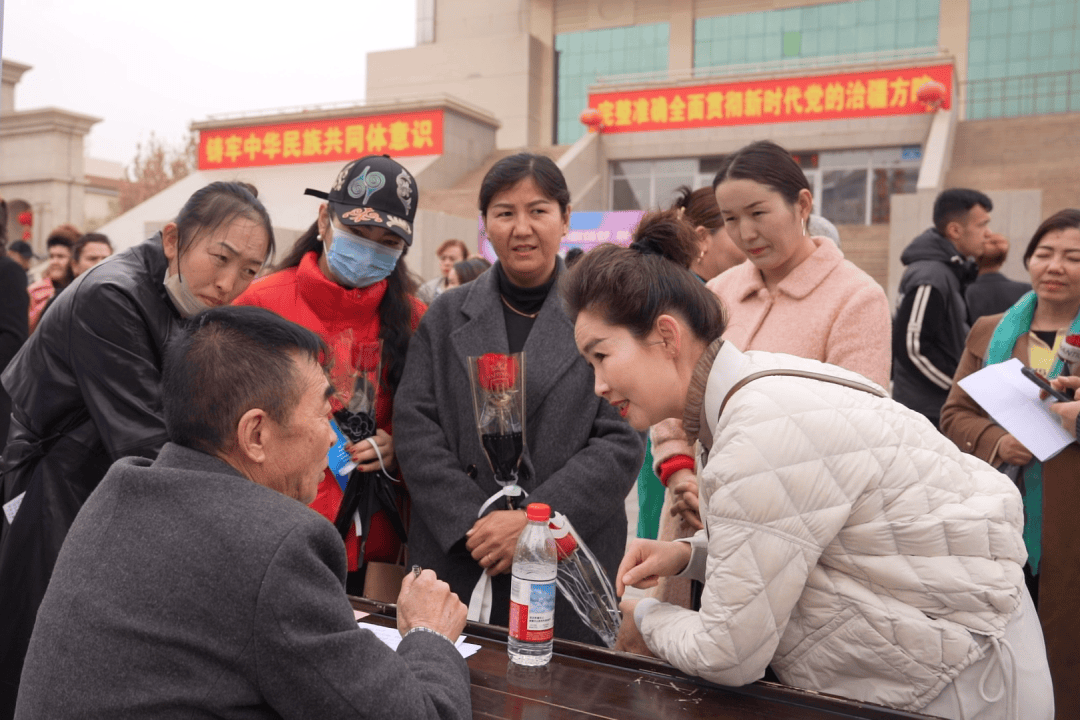 阿圖什市舉辦“巾幗筑夢 職引未來”婦女人才專場招聘會