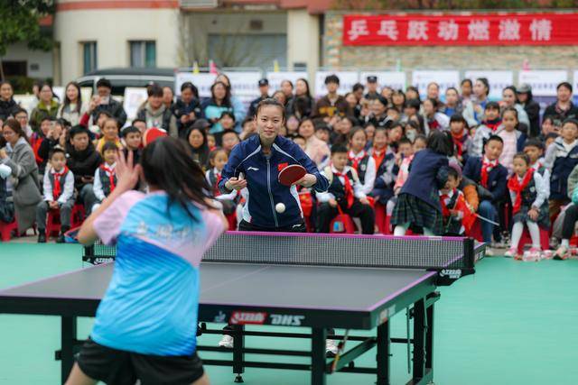 國(guó)家乒乓球隊(duì)女隊(duì)走進(jìn)重慶魚(yú)洞中學(xué)