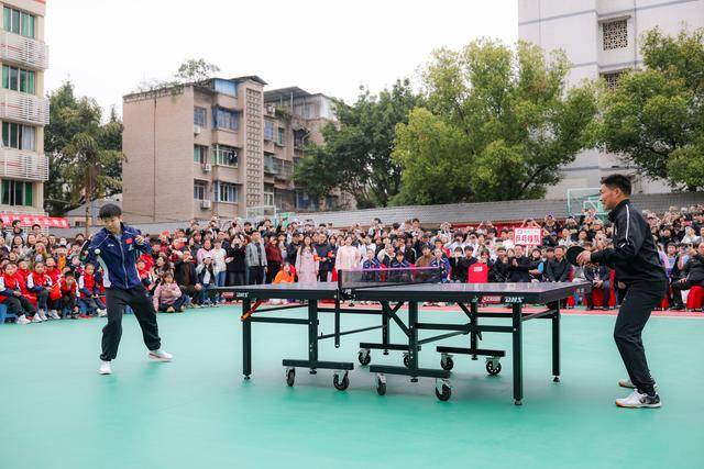 國(guó)家乒乓球隊(duì)女隊(duì)走進(jìn)重慶魚(yú)洞中學(xué)