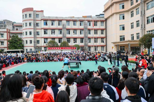 國(guó)家乒乓球隊(duì)女隊(duì)走進(jìn)重慶魚(yú)洞中學(xué)