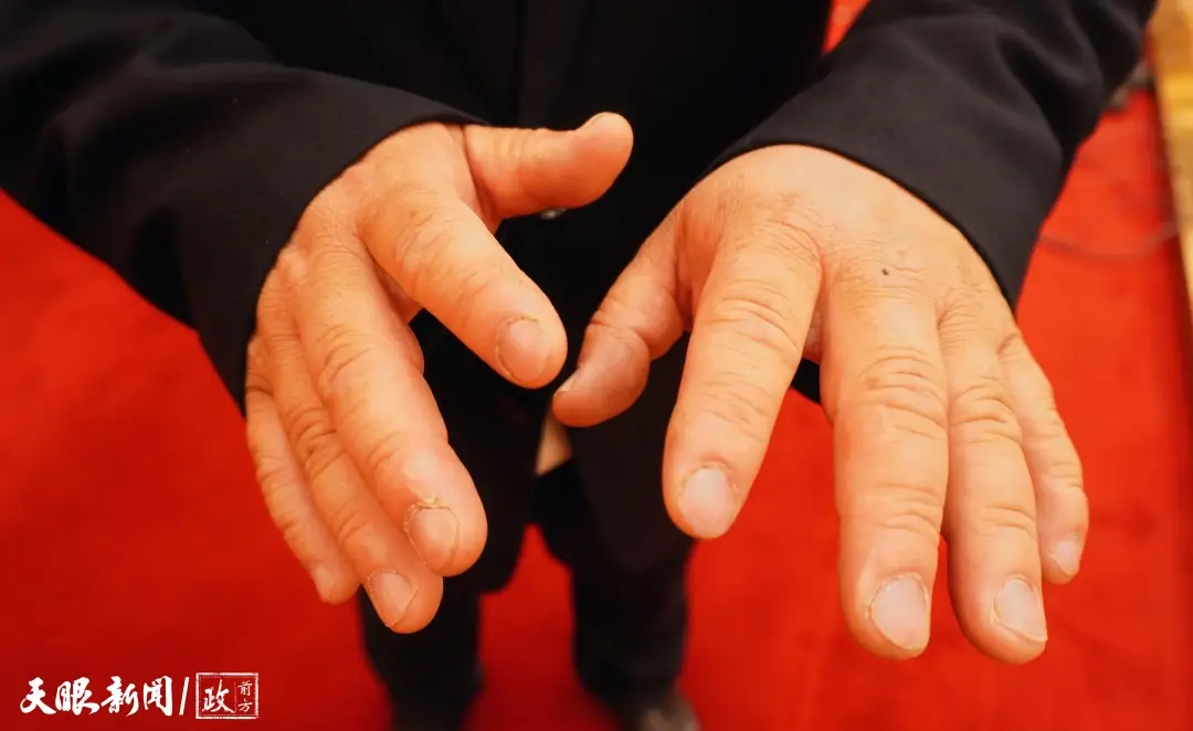 看見(jiàn)這雙手，我們讀懂了什么叫“把論文寫(xiě)在大地上”