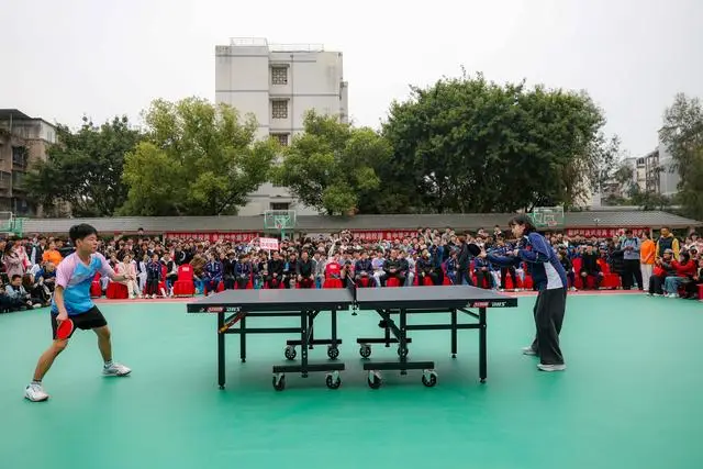 國(guó)家乒乓球隊(duì)女隊(duì)走進(jìn)重慶魚(yú)洞中學(xué)