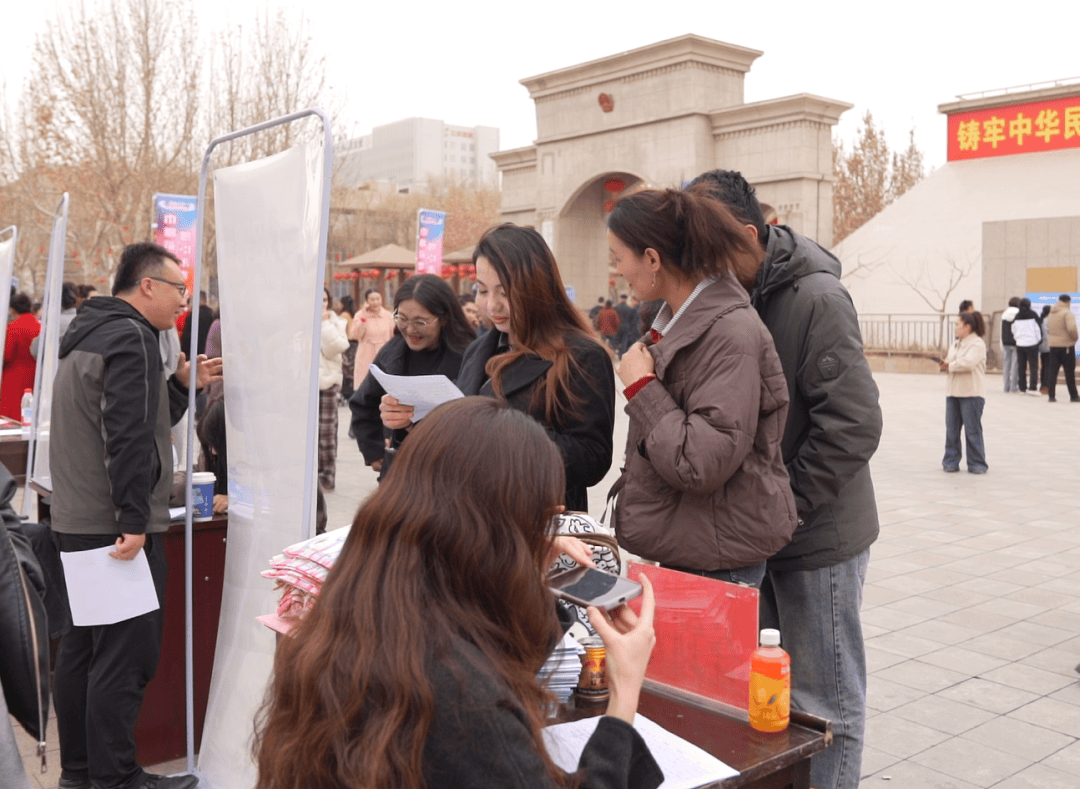 阿圖什市舉辦“巾幗筑夢 職引未來”婦女人才專場招聘會
