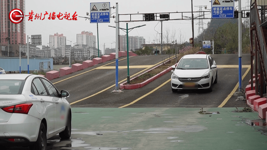 交3000元報(bào)名學(xué)車，兩年后回來(lái)駕?！罢舭l(fā)”！貴陽(yáng)一男子懵了：場(chǎng)地還在人卻沒了，學(xué)費(fèi)該咋辦……