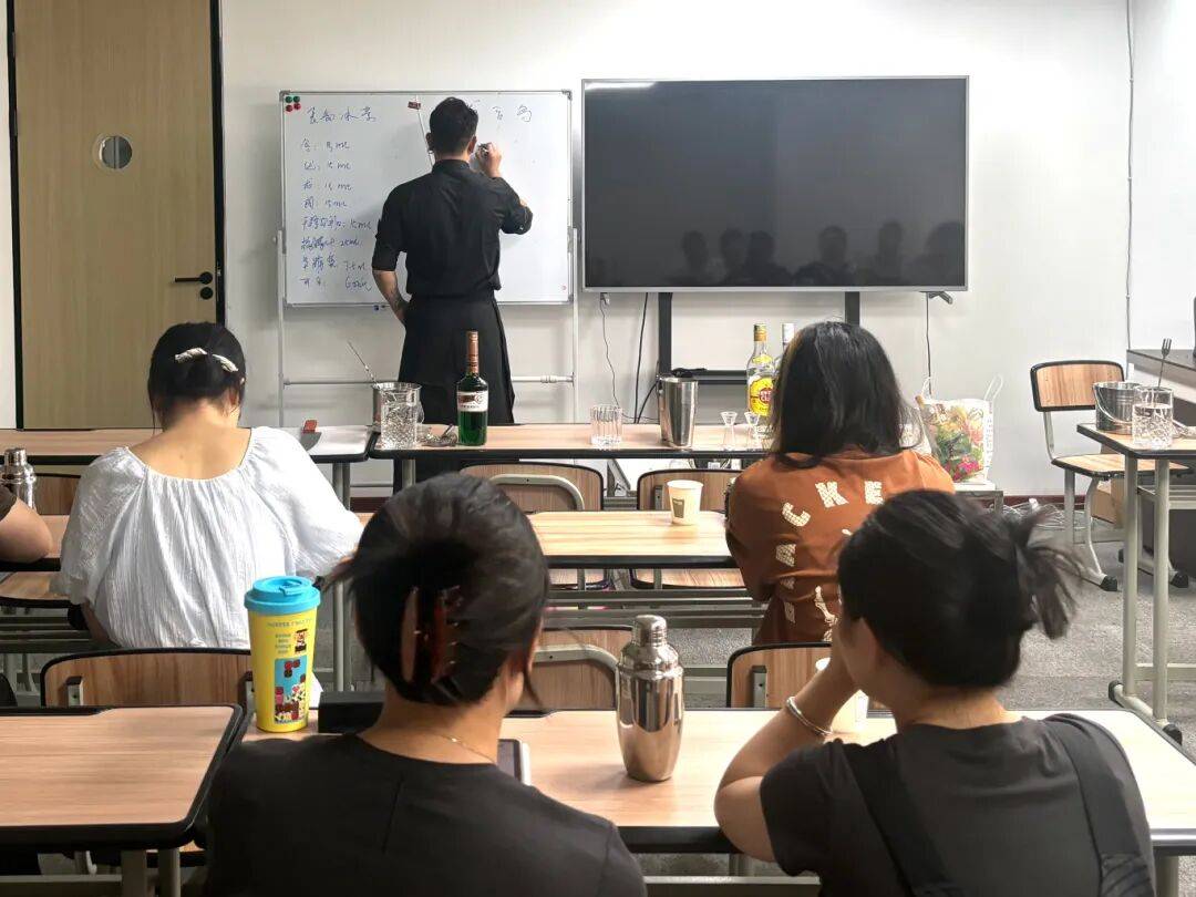 成都夜校即將開班，3月多區(qū)課程上新！舞蹈、配音、攝影、瑜伽、咖啡、化妝、羽毛球、八段錦…