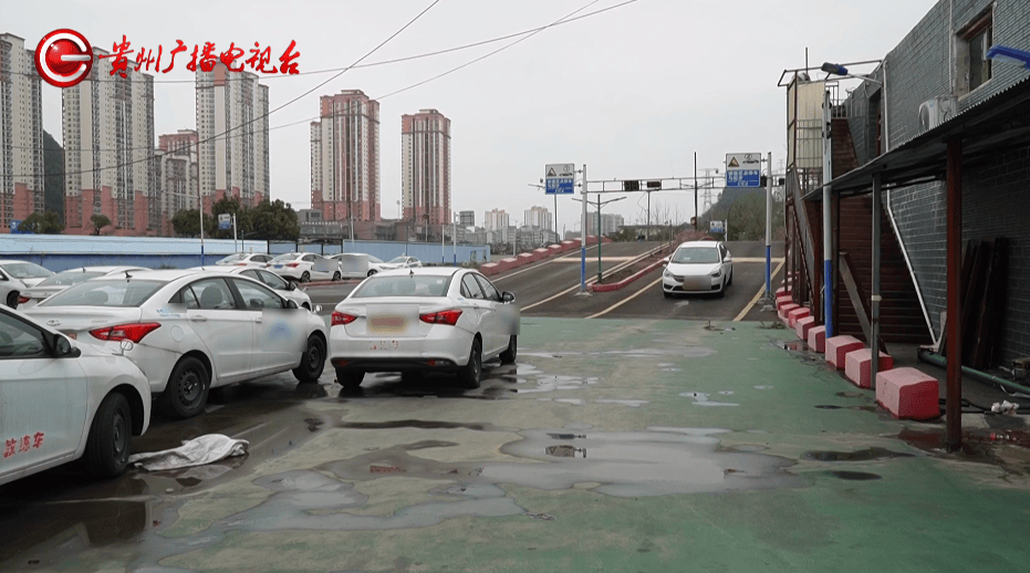 交3000元報(bào)名學(xué)車，兩年后回來(lái)駕?！罢舭l(fā)”！貴陽(yáng)一男子懵了：場(chǎng)地還在人卻沒了，學(xué)費(fèi)該咋辦……