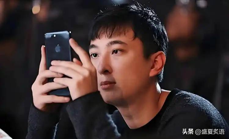 原創(chuàng)裝不下去了？王思聰左手送珠寶，右手變賣房產(chǎn)，對女友懶懶很寵溺