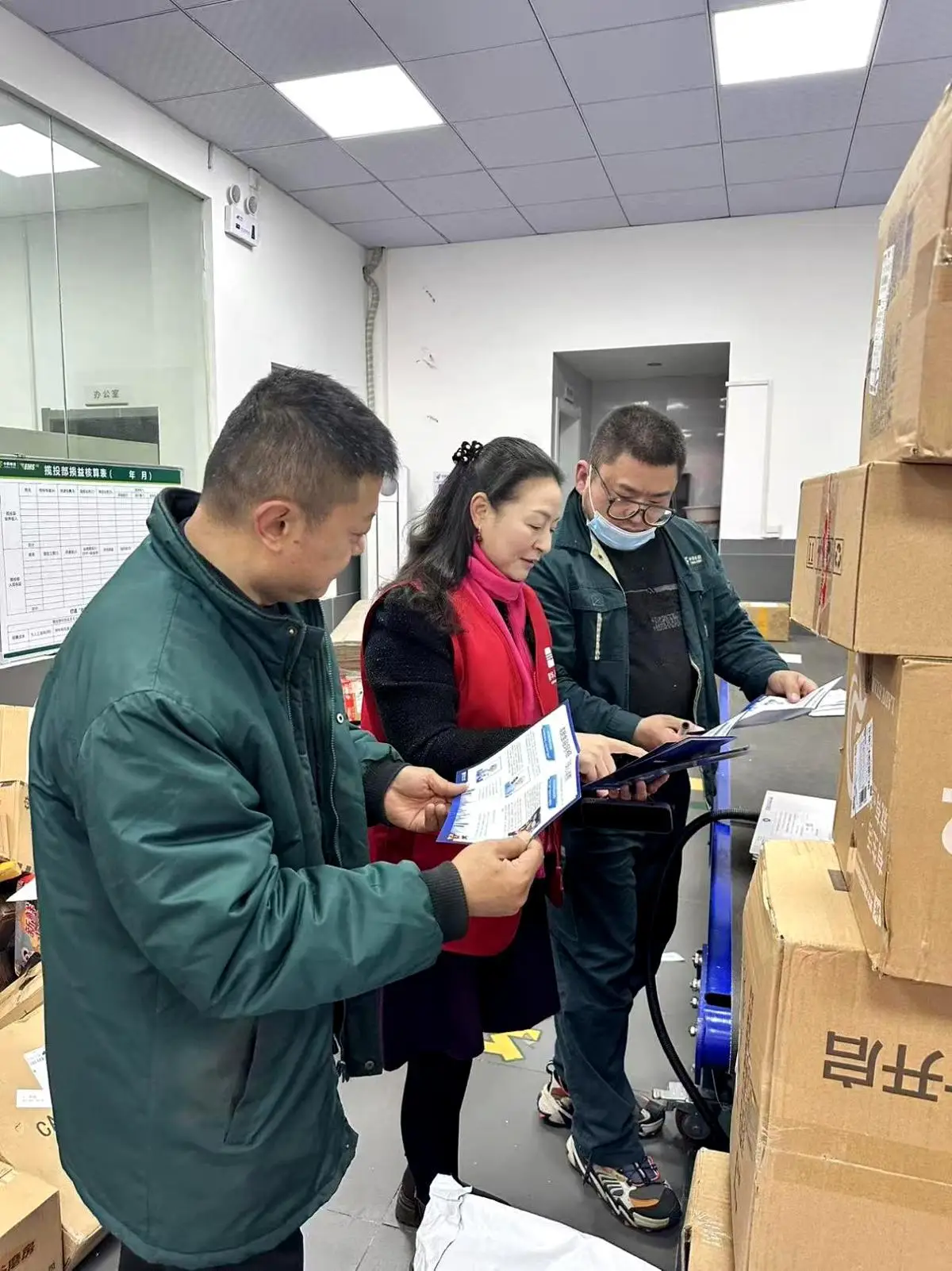 清朗金融網(wǎng)絡(luò)，守護(hù)安心消費(fèi)，國華人壽湖北分公司金融消保宣傳走進(jìn)EMS快遞網(wǎng)點(diǎn)