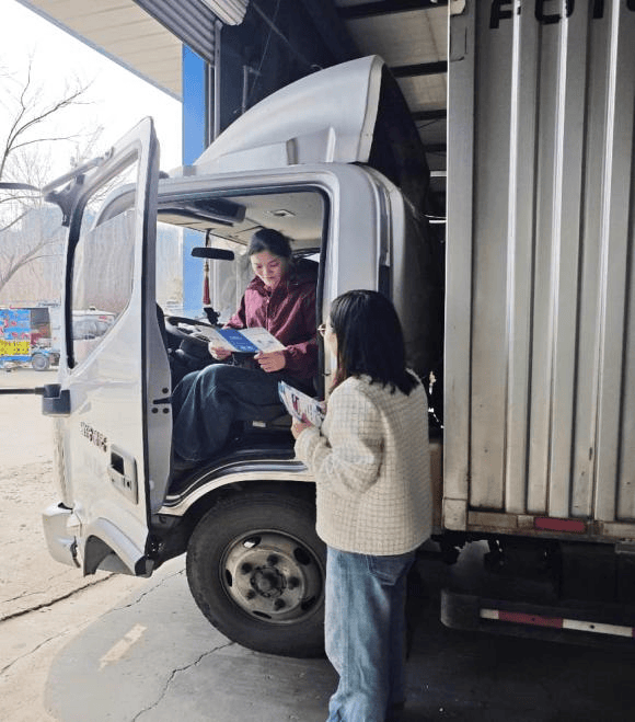 恒安標準人壽濟寧中支走進快遞站送服務(wù)，護航新就業(yè)群體金融安全