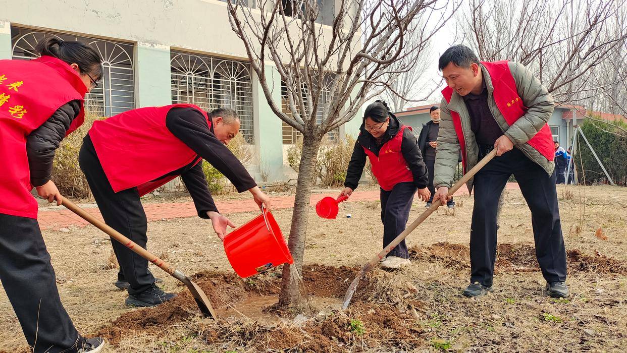 播種綠色 收獲希望——濟(jì)南市萊蕪區(qū)方下中學(xué)舉行“綠動(dòng)青春 共建校園”植樹節(jié)活動(dòng)