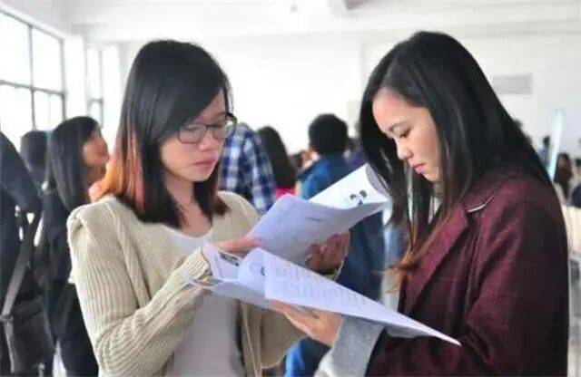 “上大學(xué)”和“沒(méi)上大學(xué)”的區(qū)別，五張圖既真實(shí)又無(wú)奈，很是現(xiàn)實(shí)