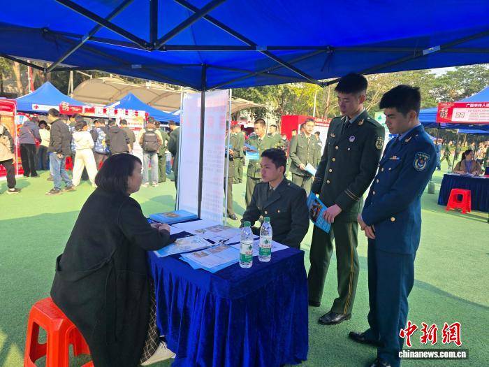 廣西舉辦高校畢業(yè)生退役軍人招聘會(huì) “數(shù)字人”助力精準(zhǔn)擇業(yè)