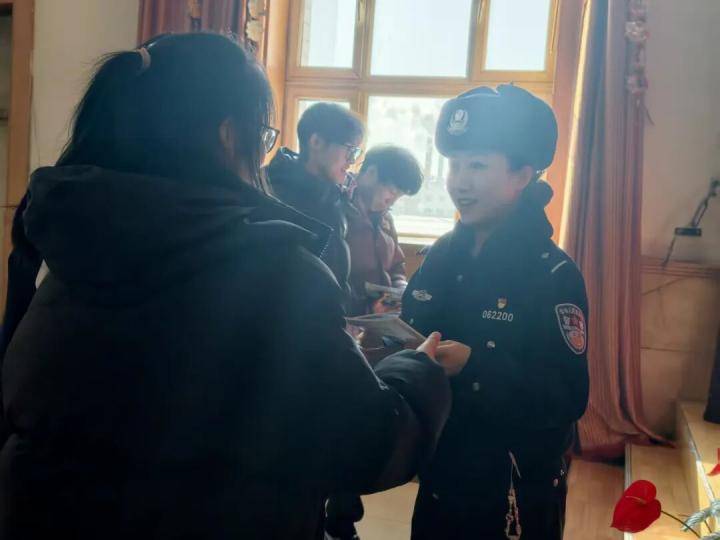 大慶交警深入中學(xué)開展交通安全宣傳活動