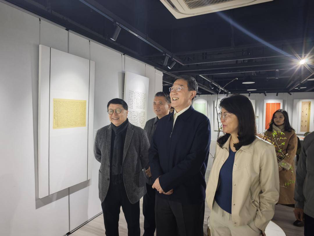 江蘇省文聯(lián)主席姚曉東蒞臨藝術(shù)金陵，視察江蘇省直書協(xié)女性書法展