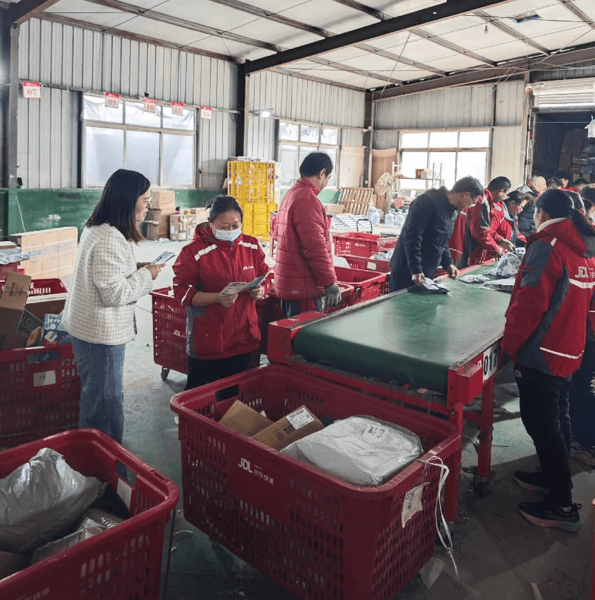 恒安標準人壽濟寧中支走進快遞站送服務(wù)，護航新就業(yè)群體金融安全