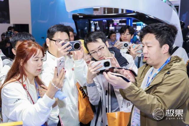 千問(wèn)AI眼鏡參展AWE：擠爆了，觀眾排隊(duì)試戴