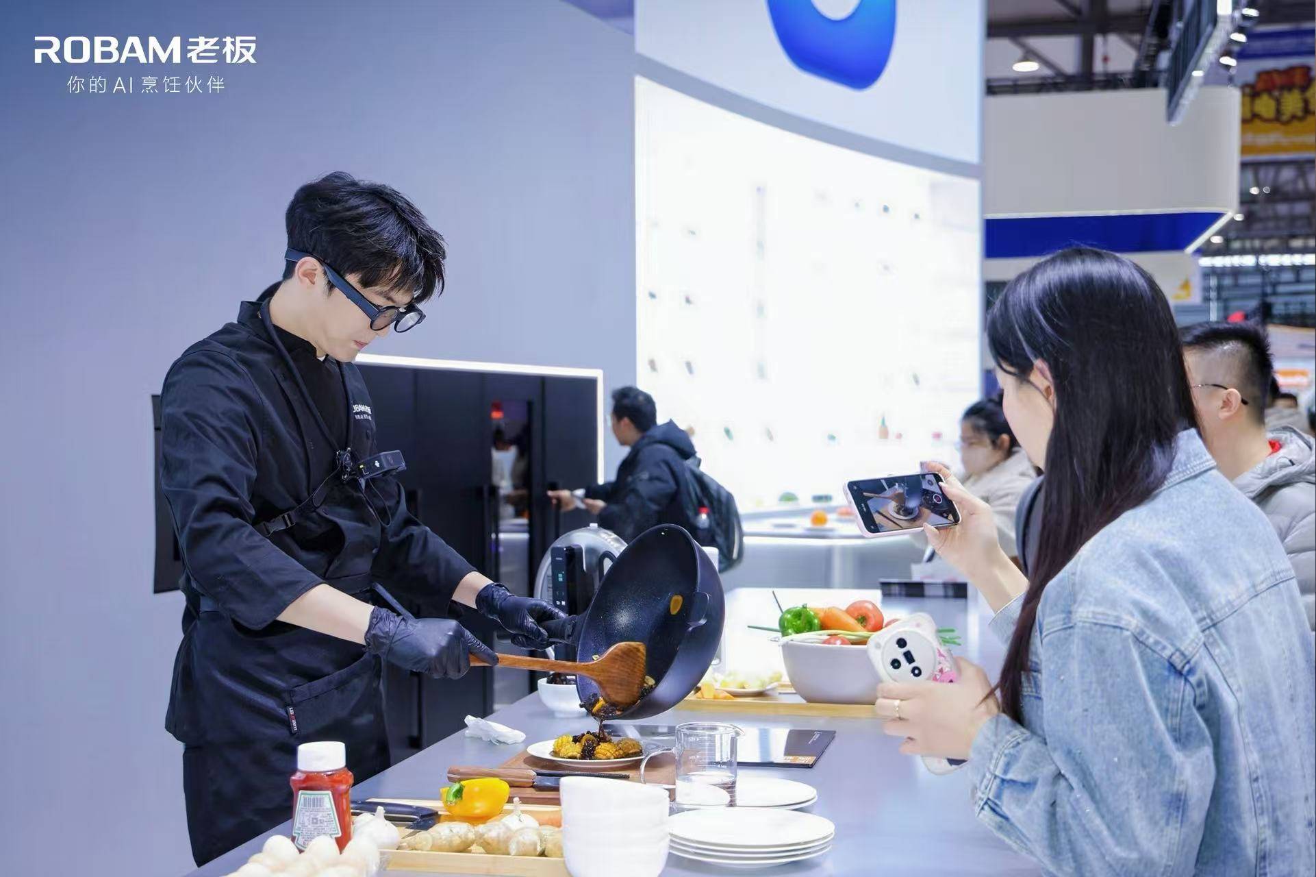 能用眼鏡做飯？老板電器發(fā)布全球首款A(yù)I烹飪眼鏡