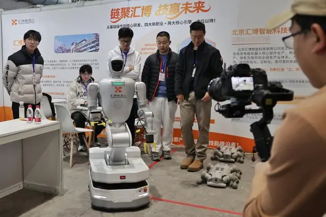 北京年后首場(chǎng)大型招聘會(huì)開場(chǎng)！有人下火車拎箱子直奔現(xiàn)場(chǎng)