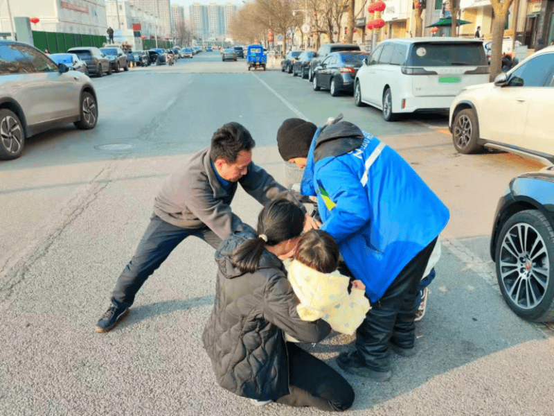 京華好風(fēng)氣丨幼兒腳卡車輪，這位朝陽(yáng)快遞小哥及時(shí)伸出援手