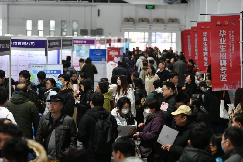 下火車直奔現(xiàn)場(chǎng)！北京春季大型招聘會(huì)火熱開(kāi)場(chǎng)